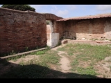 04475 ostia - regio i - insula xiv - terme del bagnino buticosus (i,xiv,8) - raum 5 - blick li ri caldarium - 09-2023.jpg